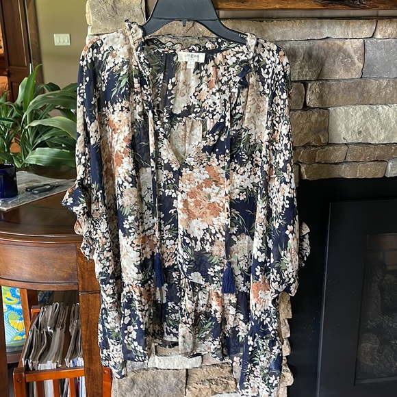 Beautiful Umgee Navy floral top. Large NWOT - Picture 2 of 12